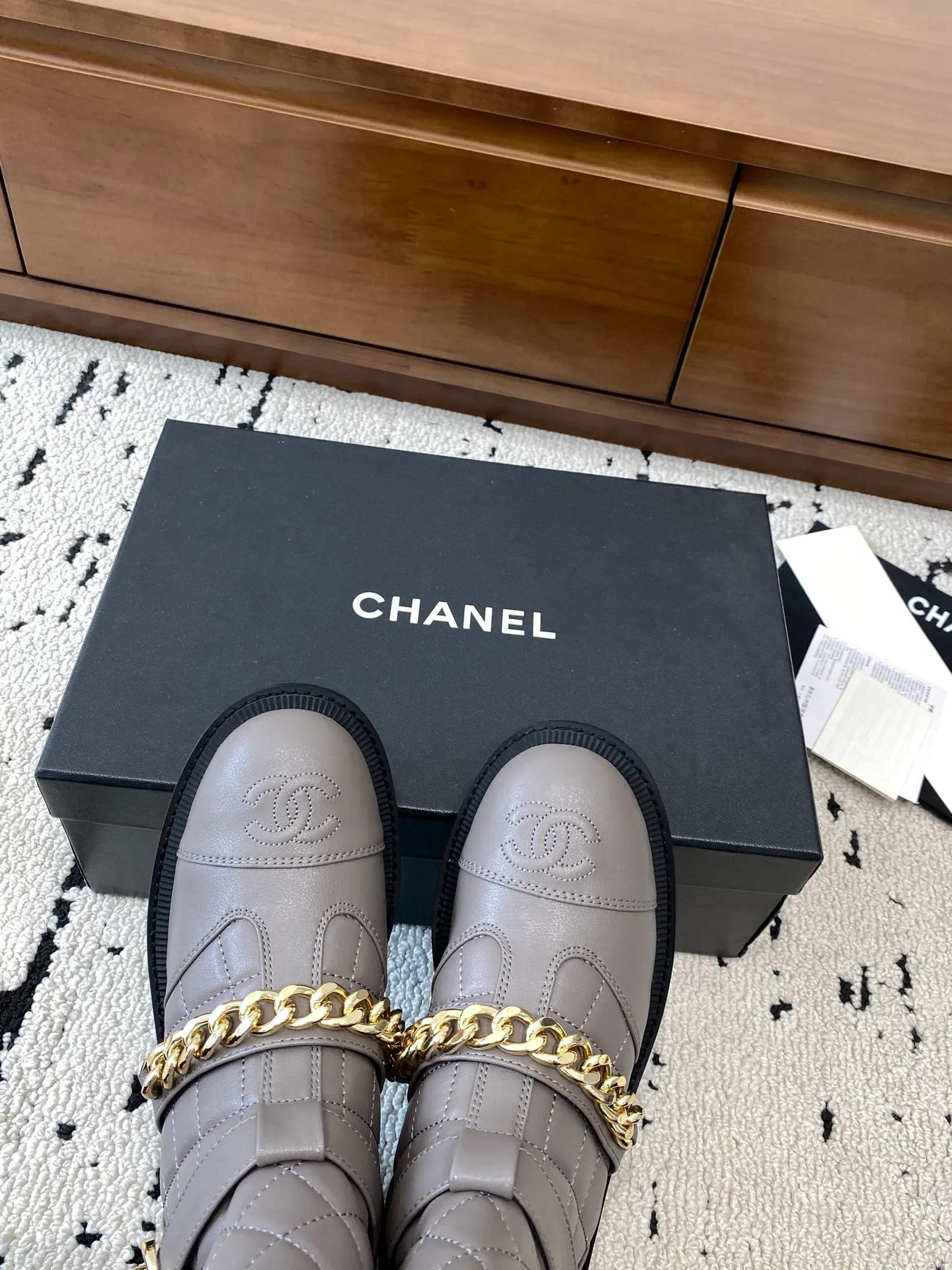 👟👟Ex-factory price 700👟👟 High version🍀 CHANEL 2025s autumn and winter series short boots, made of imported cowhide, with an additional height of 5cm to show leg length. Chanel's classic rhombus is used on the boot shaft, which Xiao Meimei particularly likes. This is Chanel's most popular style this autumn and winter. In addition, the entire boot shaft is equipped with a classic chain and school bag buckle. It is made of full-grain cowhide and uses a rear zipper. It is easy to put on the foot and super comfortable. It is a must-have for this autumn and winter. 🔴 Upper material: imported cowhide leather with anti-rust metal chain ❤︎ Consistently authentic ❤︎ Outsole: original Italian anti-slip rubber outsole Number of yards: 35-40 (40 is custom-made, non-refundable and non-exchangeable) Buy now 👉 Buy now 👉 Buy now 👉 Buy now 👉 Buy now 👉 Buy now 👉 Buy now 👉 Buy now 👉 Buy now 👉 Buy now 👉